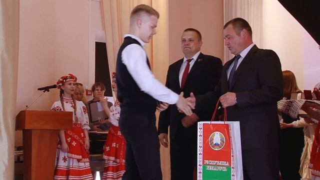 Аллея выпускников в Слуцке смотреть онлайн