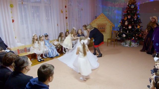 Новогодний праздник в детском саду. Съёмка тремя камерами.. смотреть онлайн