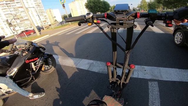 в погоне за мотоциклом Suzuki Hayabusa на электросамокате смотреть онлайн