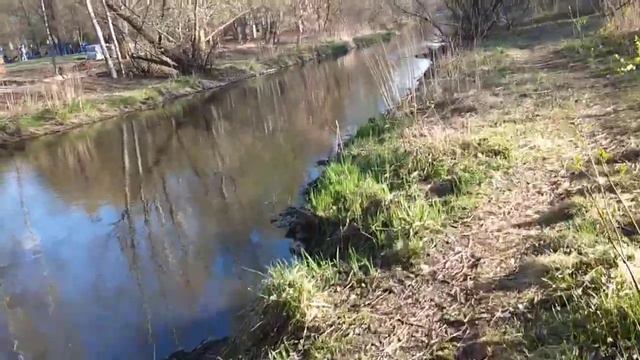 Река Яуза около метро Медведково в городе Москва. смотреть онлайн