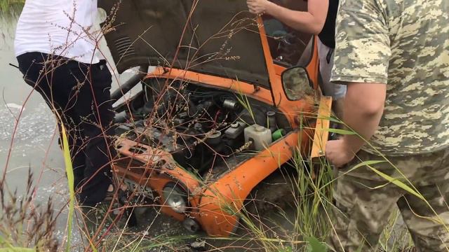 УАЗ УТОНУЛ - Чип и Дэйл спешат на помощь. Вытащили из болота две нивы. NIVA HELP смотреть онлайн