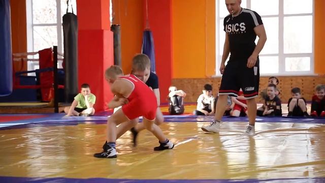 Пятничный день схваток в детской секции греко-римской борьбы, Саратов смотреть онлайн
