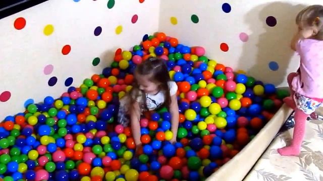 Шарики для сухого бассейна. Обзор и развлечение. Pool with color balls смотреть онлайн