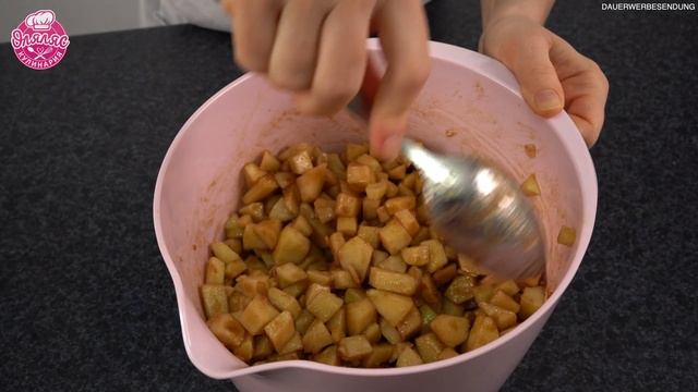 Классические СИННАБОНЫ с яблоками и корицей рецепт / мягкие булочки без крема - Оляляс кулинария смотреть онлайн