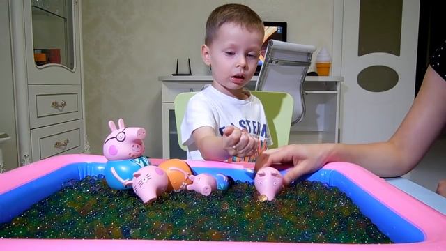 Свинка Пеппа и ее семья прыгают с Вышки и ищут большие Орбизы