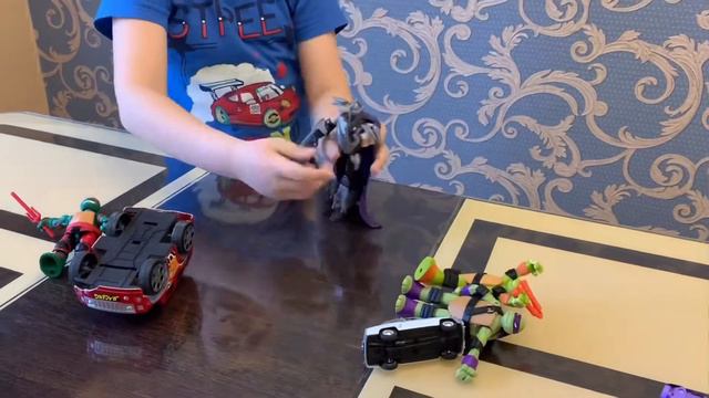 Илья играет! Черепашки ниндзя гуляют по городу! смотреть онлайн