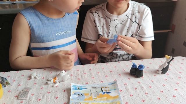 Распаковка киндер сюрпризов Kinder Surprise Maxi 2020 Белые медведи смотреть онлайн