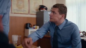 Полицейский и девушка не знали что перед ними генерал. Пьянка в участке.Полное видео