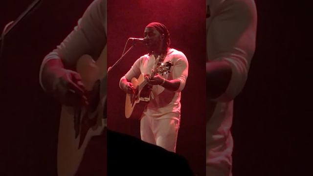 Flowers (Sweet Female Attitude cover) - Kele Okereke live at Islington Assembly Hall 25.10.17 смотреть онлайн