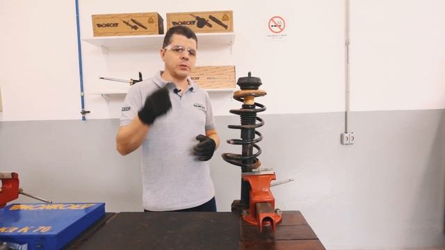 Troca do amortecedor dianteiro do Renault Stepway - 1ª parte смотреть онлайн