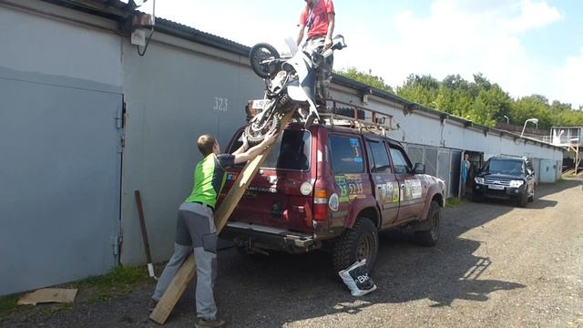 Погрузка питбайка на крышу автомобиля смотреть онлайн