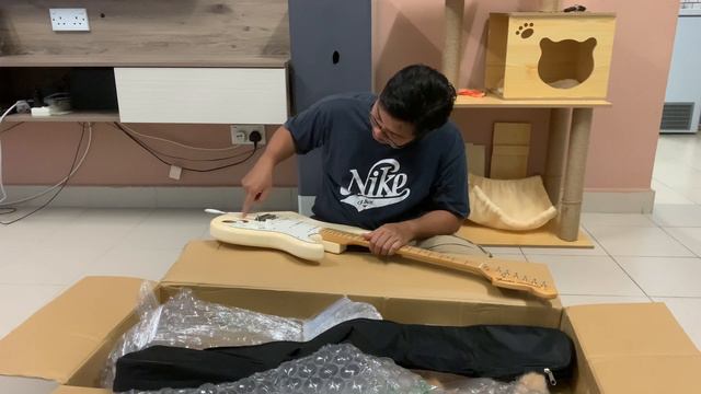 Unboxing fender stratocaster 70s classic series смотреть онлайн