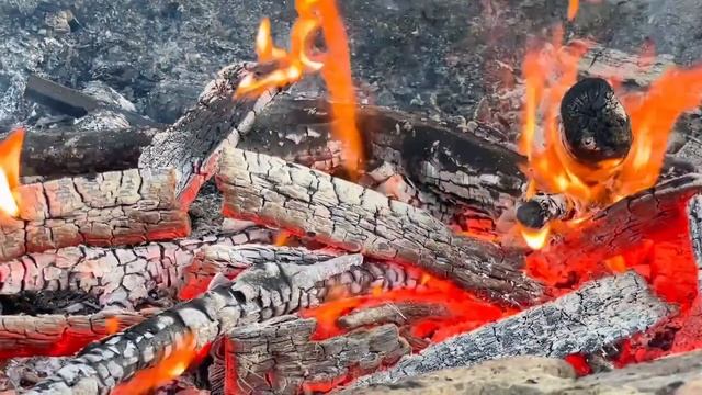 Догорает костер./ Огонь для снятия стресса, медитации, расслабления. смотреть онлайн