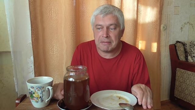 Сегодня 8 августа 2021 год. У меня банка мёда, я кушаю мёд с хлебом