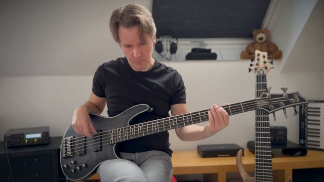 Schecter Hellraiser Extreme 5 - Sound Demo (no Talking)