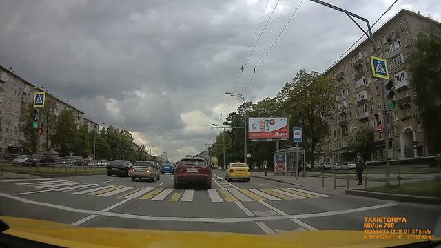 Взгляд из окна такси. Бестолковая выделенка без "карманов" Ленинский проспекте. смотреть онлайн