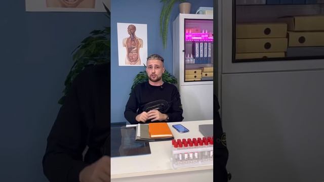 Почему синяки под глазами? Как убрать синяки под глазами? #vtrepal #shorts #интересныефакты #факты смотреть онлайн