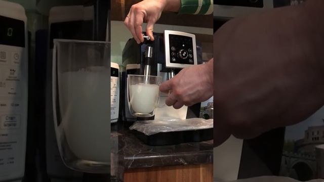 Delonghi ECAM 23.210 приготовление лате, капучино смотреть онлайн