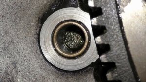 Почему после пуска двигателя слышен визг или скрежет в районе стартера.Можем реально видеть причину