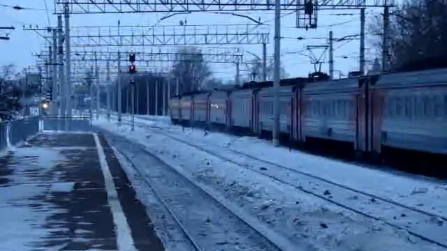 Электропоезд ЭД4М-0225, "Москва-Казанская-Голутвин", приветливая л/б, на станции "Фабричная". смотреть онлайн