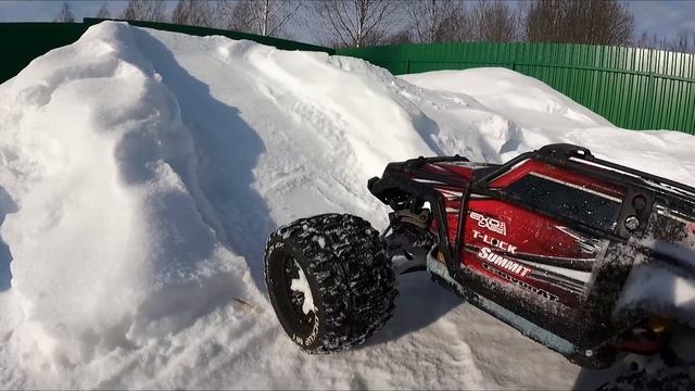 ЛЕГЕНДА против Axial SCX6 ... Вот как Traxxas Summit рвет ЭТО ВЕДРО! ... RC OFFroad 4x4