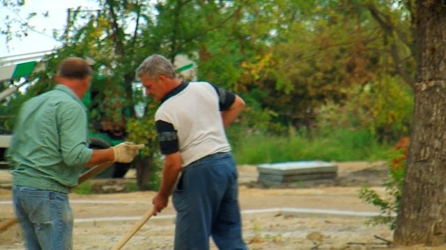 В Чигирях возводят первую в селе парковую зону смотреть онлайн