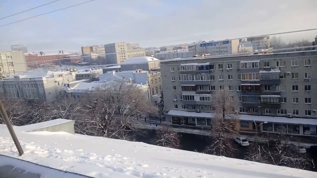 Как вяжется Промышленный алпинист на крыше. Уборка снега.г.Ульяновск.Мороз❄-20❄ смотреть онлайн