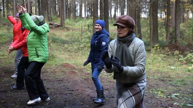 Веселые танцы на природе Хали Гали в Сыктывкаре Танцующие люди смотреть онлайн