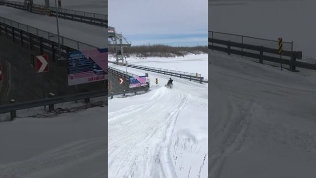 Snowmobiling skidoo Quebec style , right over the hydro damns trail смотреть онлайн