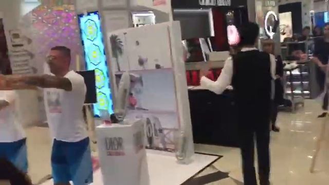 и еще немного DIOR смотреть онлайн