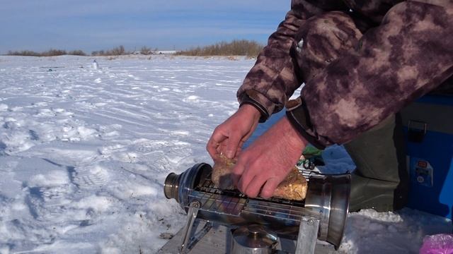 Глухозимье.ЗДОРОВЕННАЯ ПЛОТВА,ОКУНЬ И МЯСО НА ГРИЛЕ смотреть онлайн