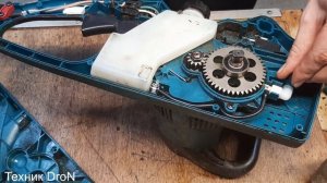 Электропила Makita UC3520 A.Бежит масло.