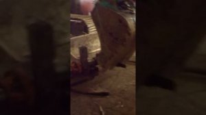 Открутить гайку штока цилиндра ковша