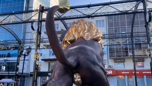 В Екатеринбурге установили огромную статую льва с золотыми яйцами смотреть онлайн