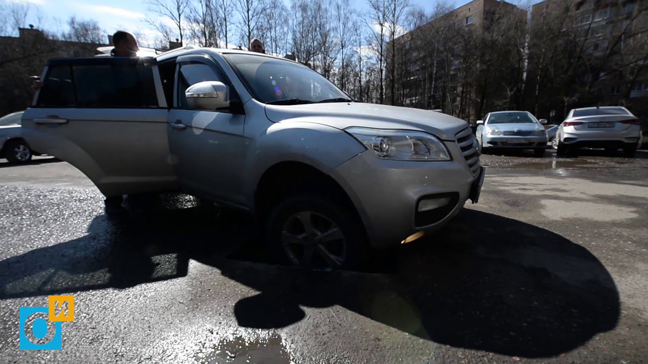 Власти более месяца не могут отремонтировать провалившийся люк на парковке у ЦРБ Одинцово смотреть онлайн