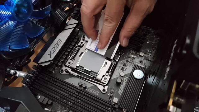 Instalando el Intel Core i9-7980XE Parte 2 (Colocando Compuesto Térmico) смотреть онлайн