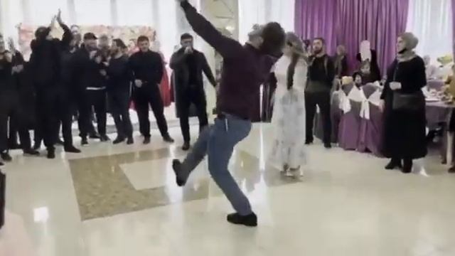 Чеченец очень красиво танцует Лезгинку? смотреть онлайн
