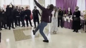 Чеченец очень красиво танцует Лезгинку?