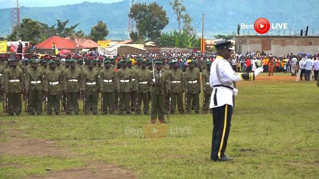 MUSEVENI shares parade car with Army Generals- Commanders, allows Music Director to join him inspec смотреть онлайн