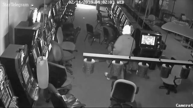 Heavily-armed robbers storm Fort Worth game room смотреть онлайн
