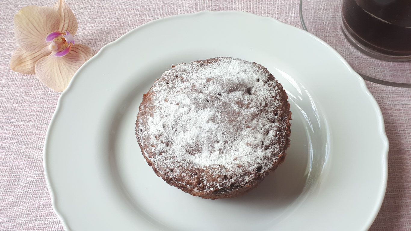 Кекс за 5 минут. Кекс в кружке. Шоколадный кекс в микроволновке. Рецепт кекса в микроволновке. смотреть онлайн