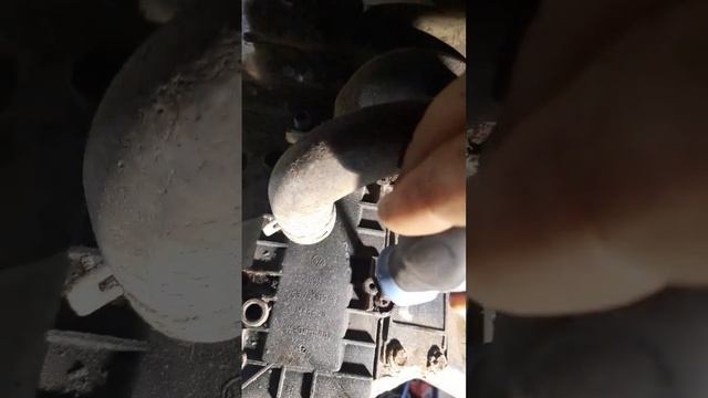 Легко выкрутить ржавый саморез из пластика.