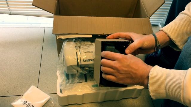 Unboxing Brother LX17 Sewing Machine [iPhone6S+] смотреть онлайн