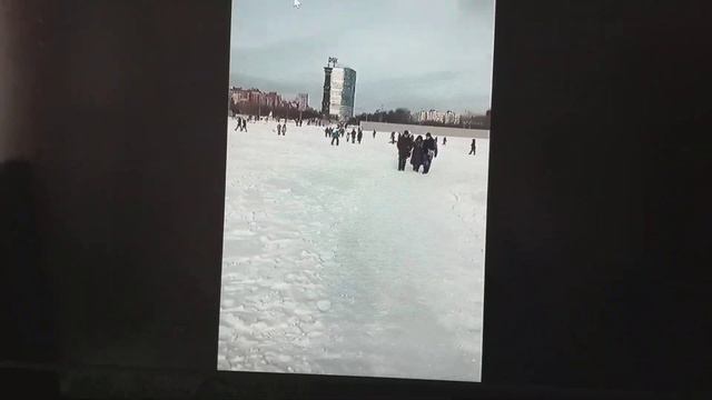 Высыпали питерцы на лед смотреть онлайн