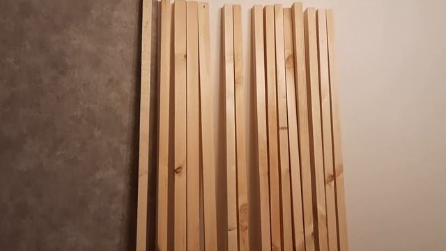 Красивый потолок - инсталляция  в стиле лофт -  освещение потолка, натуральное дерево и споты