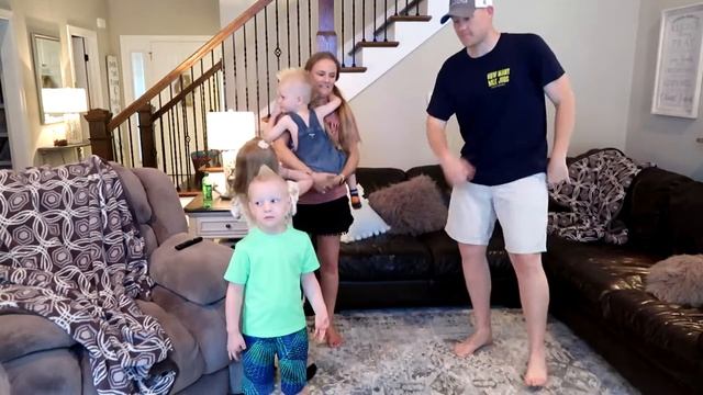 Family dance practice! - The Git Up смотреть онлайн