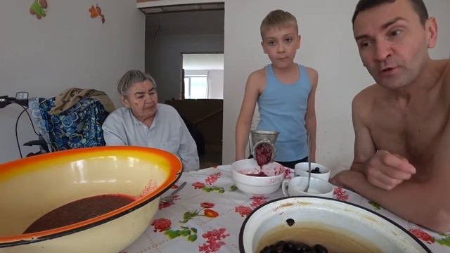 Смородина протертая с сахаром ,которая не забродит ! Посмотрите и улыбнитесь ! смотреть онлайн