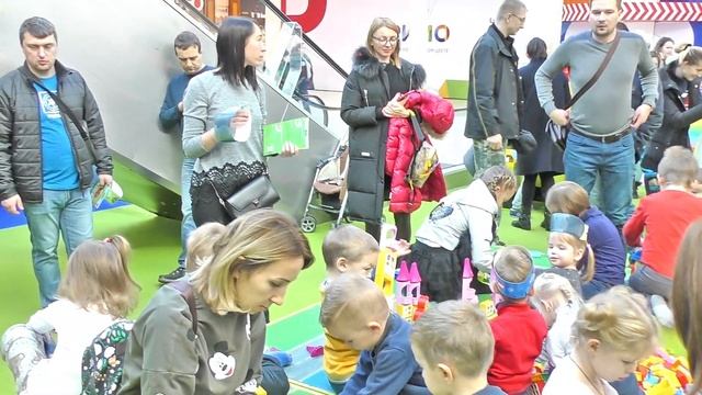 Детское мероприятие Lego weekend в ТРЦ РИО (Москва, Дмитровское шоссе). Артем играет в конструктор. смотреть онлайн