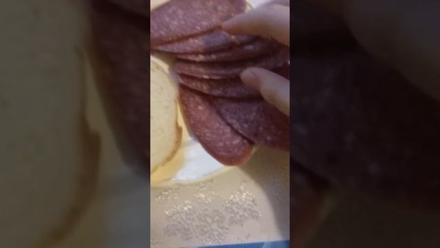 Я ем суп и колбасу