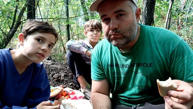 Делаем в лесу секретный лагерь. Строим большую землянку в лесу. Готовим курицу в земляной печи смотреть онлайн